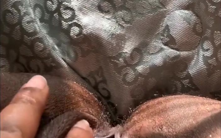 Super sexy ebony cuties: Mi sditalino la figa e il culo stringendo le mie...