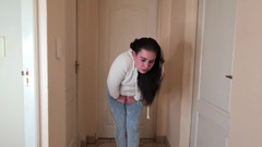 domslutfucker: Брюнетка повія відчайдушно потребує сечі, писяє в її сині джинси