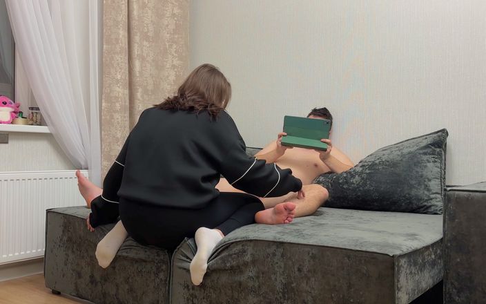 Nviz: Chiacchiere porche. Studentessa lecca il culo come scusa