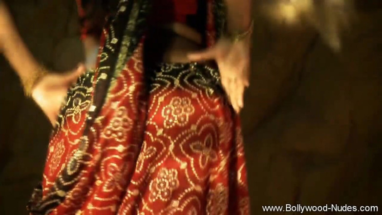 Bollywood Nudes: Cute indian teen dancing!