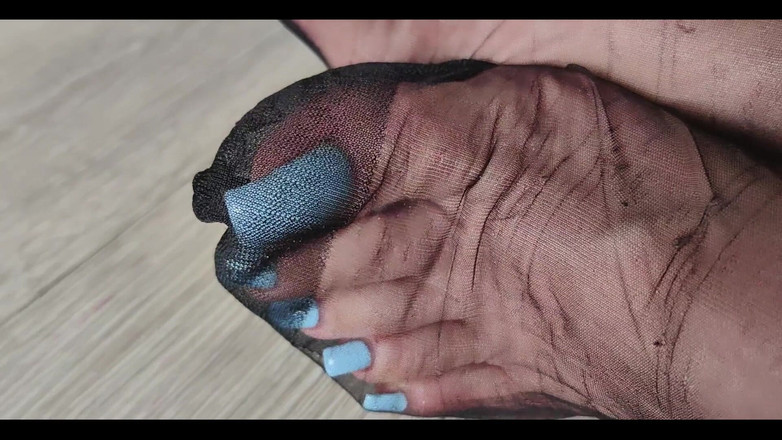 Goddess Lena: Mis pies de nylon calientes