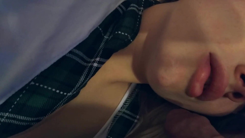 Sweet Hot mouth: Uyandım ve üniversiteli bir kıza emmesi için bir yarak verdi