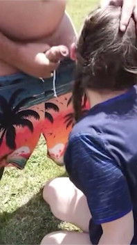Une fille ringarde avale des éjacs pendant une séance de dogging