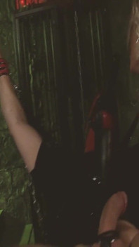 Fetiš dívky Scéna 2_busty blonďatá MILFka v sexy prádle si užívá anální sex v BDSM relaci