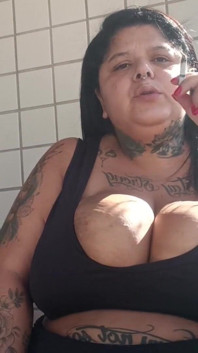 彼女のバルコニーで喫煙するぽっちゃり系