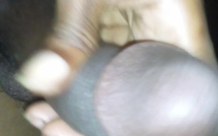 SweetDWillie456: Une trans à grosse bite noire se branle