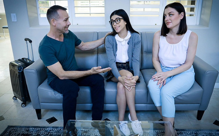 Family Strokes: Familystrokes - सेक्सी अधोवस्त्र पहनी प्यारी छोटी सौतेली बेटी और हॉट सौतेली मम्मी सौतेले पिता के बड़े लंड को संतुष्ट करती है