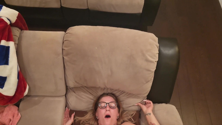 Celaena C: MILF panas memancut mani dan seks panas berakhir dengan creampie...