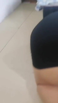청소하는 발정난 통통한 소녀와 그녀의 계부