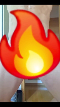 Seorang penggemar memintaku untuk coli dan muncrat saat tergantung di bar... Aku suka banget bikin video custom ini dan aku muasin diriku dengan ganas