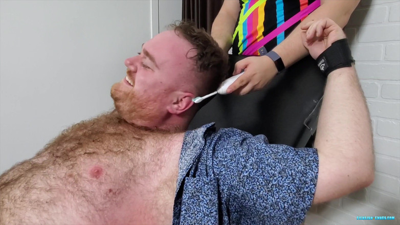 Ticklish Chubs: Bearish Ryan tourmenté !