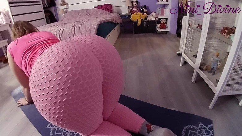 Nini Divine: Ma Femme Fait Son Yoga, Alors Je Décide De La...
