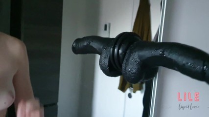 LiquidLeonie: Dildo proti zrcadlu a ukazuji mé otevřené kalhotky v rozkroku