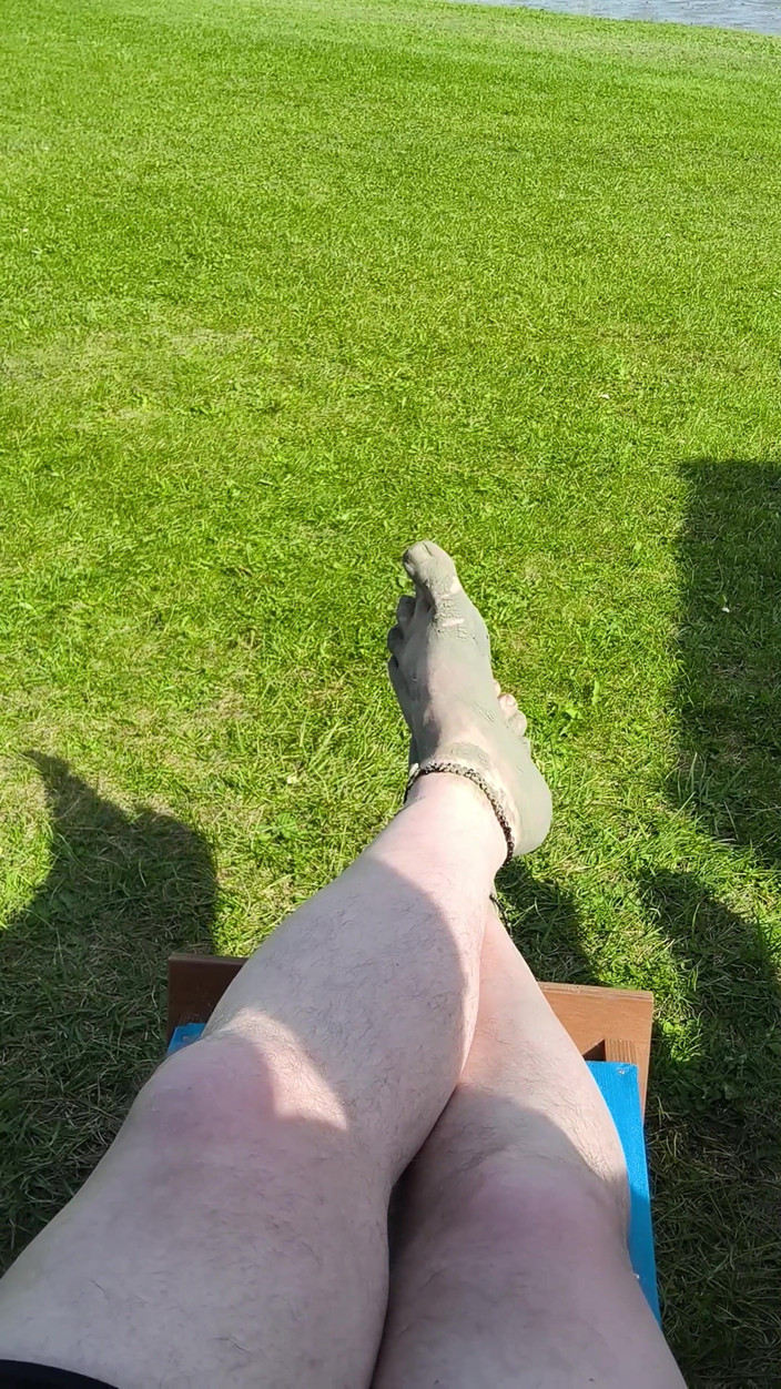 Footfetish: Босоніж чекаючи на приплив на пляжі