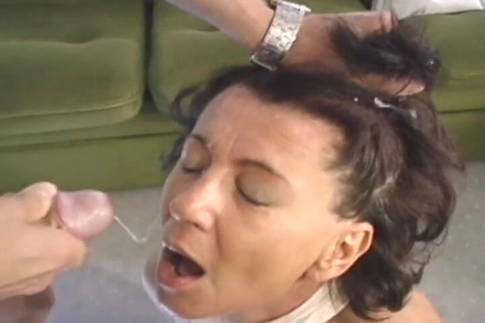 Vintage Babes: Nenek berambut coklat mengambil pancutan muka yang besar selepas seks...