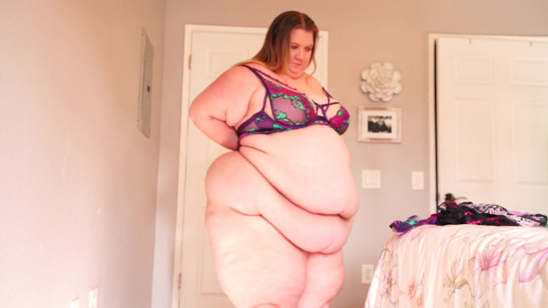 Kayla Peach studios: SSBBW la lingerie ci prova