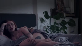 Madrasta compartilha cama com enteado Depois da luta do padrasto, fique selvagem!