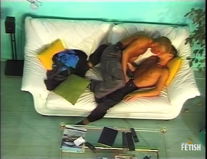 Gay Diaries: Il giovane gay infila un grosso cazzo sul buco del...