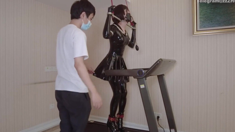 Aisan girl bondage: Mz24 - ein mädchen, das an ein Laufband mit Metalleinschränken und...