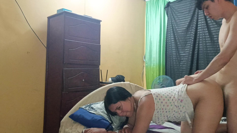 Artemisa74: Ibu tiri Colombia menelefon saya ke biliknya untuk menghisap zakar...