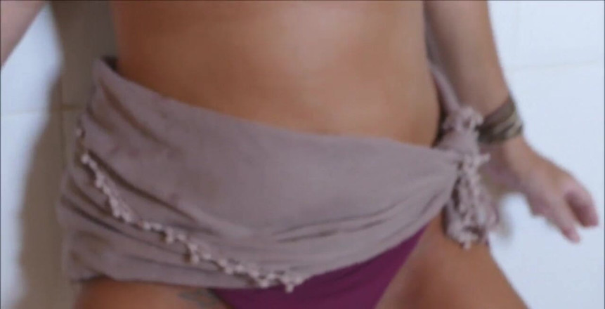 Natalie K: V kuchyni, na sobě bikiny, žhavé, ohnul jsem se a sundal...