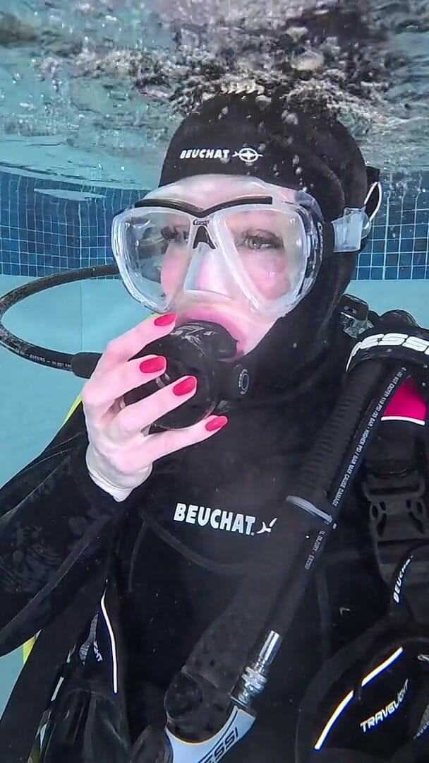 UKCuteGirl Lucy Lauren: Bubble tease: joi bawah air dengan perlengkapan scuba lengkap