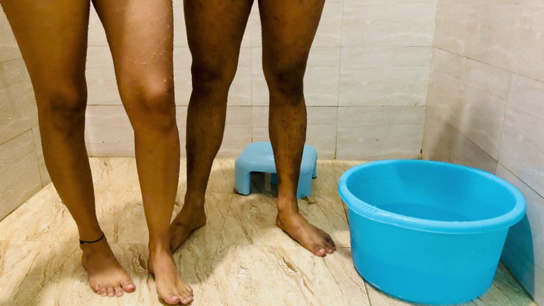 Hornycouple149: 継母は、私が冷水で入浴することを拒否したバスルームでファックをプレゼントします