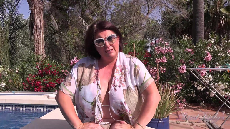 Aunt Judy's: Tantejudys - Een Chat Aan Het Zwembad Met Je Rondborstige Stiefmoeder...