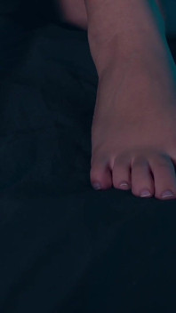 Los pies y zapatos no binarios excitados son un desastre y se mojan
