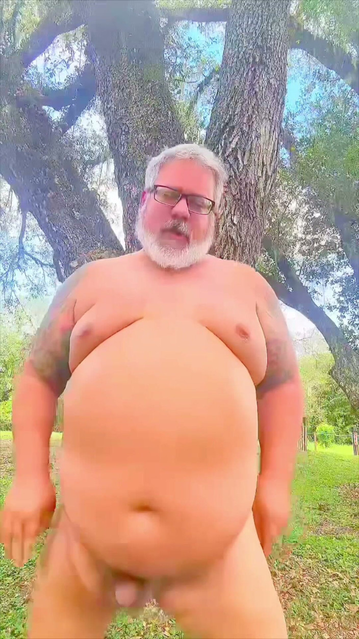 Hand-Free-Daddy-Chub: Beruang Telanjang Menari Berbogel Di Wilderness Menunjukkan Lubangnya