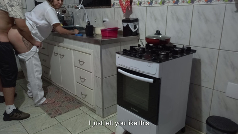 Gabi SweetCouplesStories: Služka měla svůj zadek použitý při mytí nádobí.