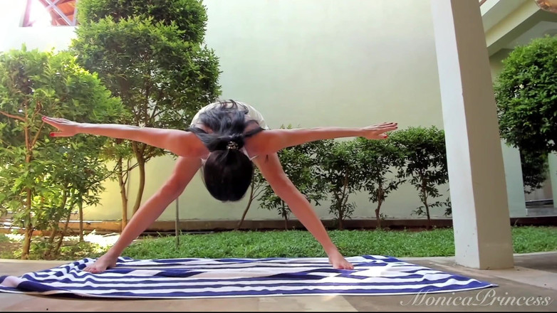 Princess Monica: Sensual Yoga Flow: Umarmung der Kunst des Gleichgewichts und des...