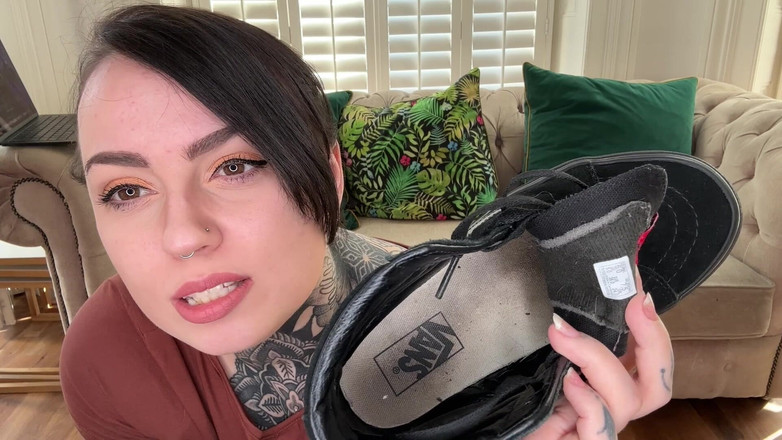 Miss Valentina: Me lo accarezzo con le mie scarpe da ginnastica