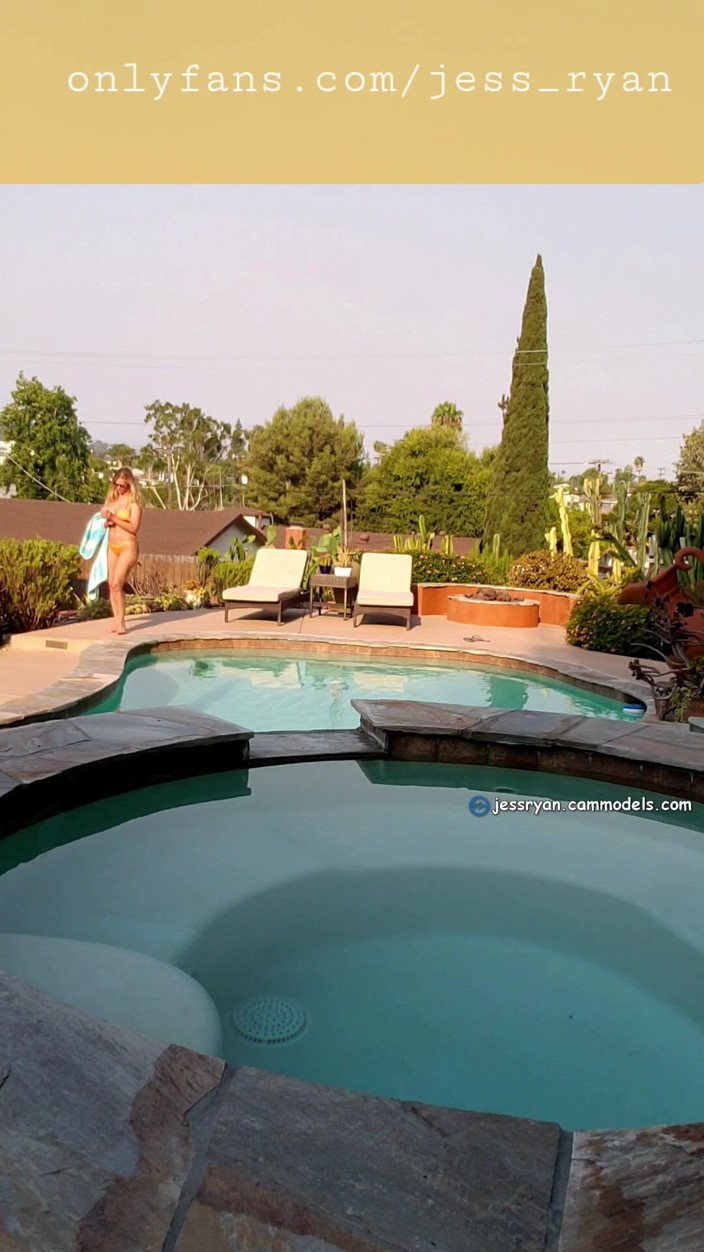 JessRyan: Dream miLF all'aperto in piscina