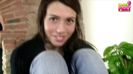 Foot Fetish HD: Náctiletá holka Petra miluje hraní s nohama