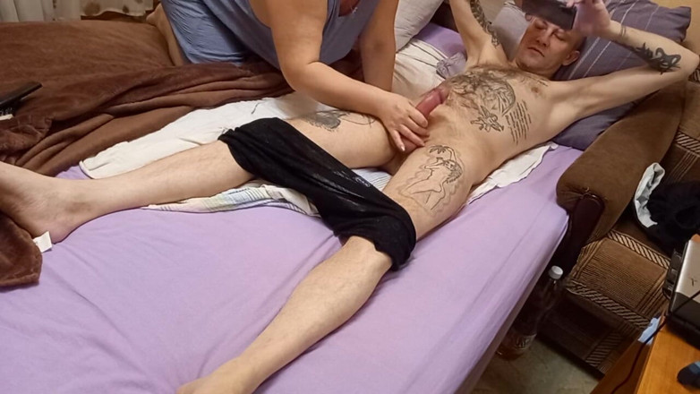 Zona901: Dopo il pompino, la suocera mi masturba il cazzo