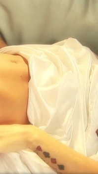 Splendida giovane bionda si masturba sul divano con il suo giocattolo preferito