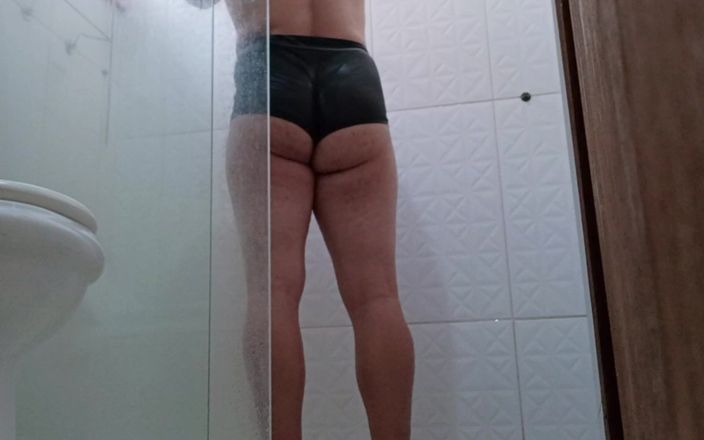 amateurbrazilian: Küçük Marcos'un evinde banyo yapıyor