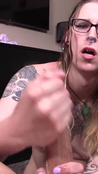 La nuova trans starlet si strozza su un grosso cazzo