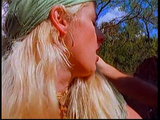 Cumming Soon: Blondine wird in der wilden natur von einem sehr großen...