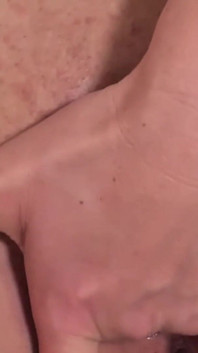 Orgasm în timp ce se cu degetul și ejaculează