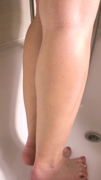 Teen teen amateur neckt ihre sexy waden in der dusche