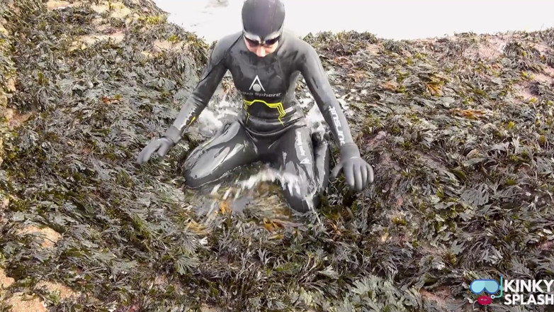 UKCuteGirl Lucy Lauren: Rubbery Beach Encounter: Lucy's Neopren Cipki Bawić się z Nieznajomym