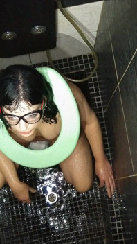 Sexi Wife Taking Enormous Load of Piss on Face