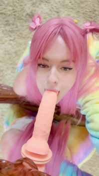 ディルドで精液を飲み込む練習をしています。