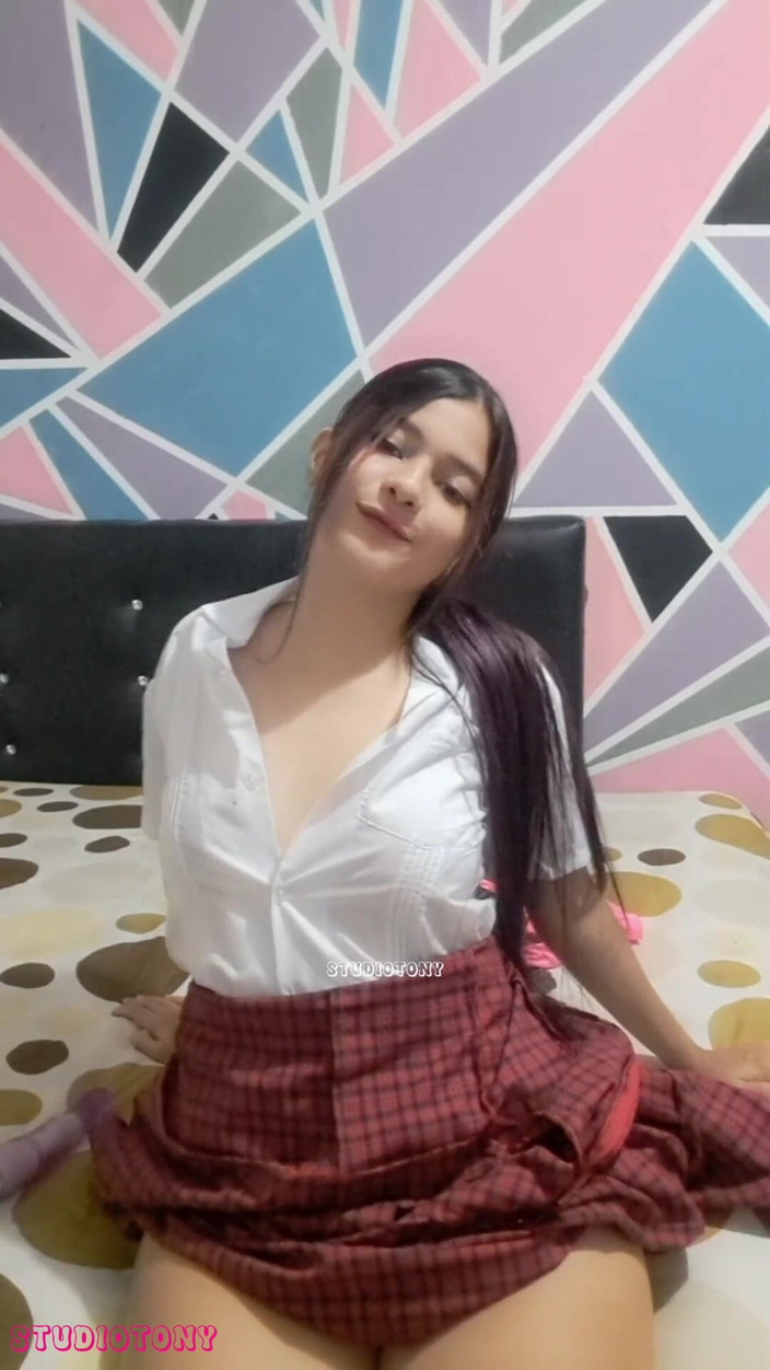 Yuli and tony: Adik ipar saya yang berusia 18 tahun meninggalkan kelas dan menunjukkan...