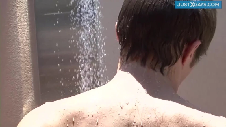 Just X Gays amateur porn: 苗条的男孩在烈日下淋浴后自慰