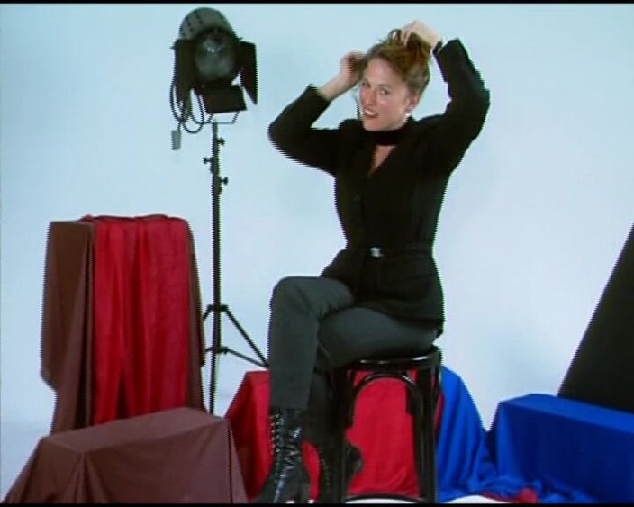 Deutsche Frauen: ドイツ出身の美しい女性がパンティーストッキング姿で完璧な体を見せる