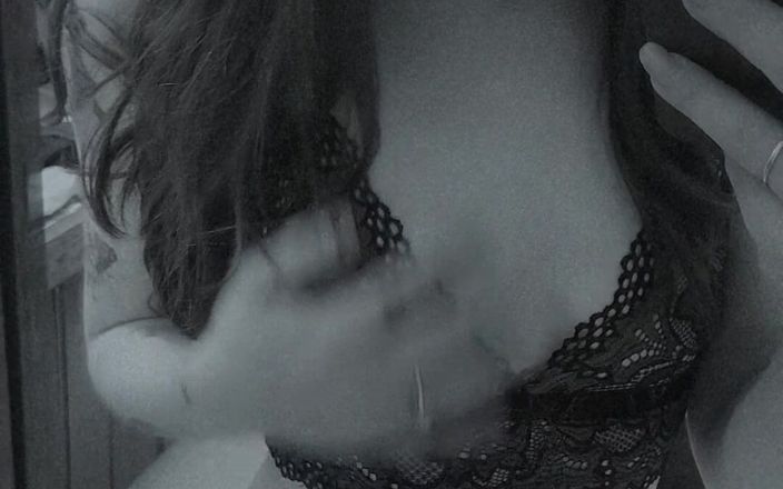LilMunchkin_66: Gagică sexy stropind în lenjerie