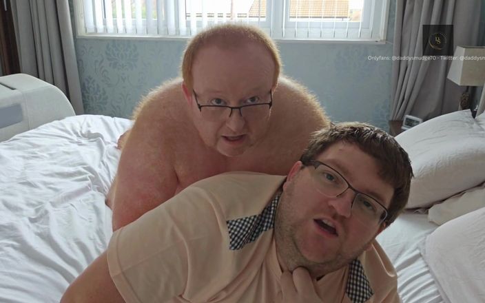 Daddysmudge: Папочка трахает паренька на кровати